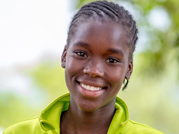 Esther Sambiri, 16, a volunteer health communicator, advocates for the HPV vaccine in the eastern district of Nyanga, Zimbabwe. Dec. 16, 2021. Image: Farai Mutsaka