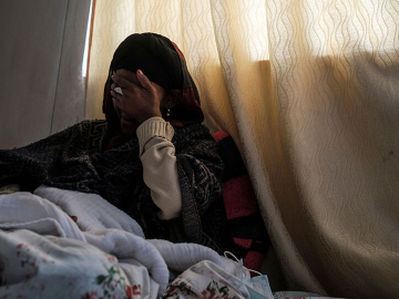 照片中的女性来自埃达加哈穆斯(Edaga Hamus),曾三次惨遭厄立特里亚(Eritrean)和埃塞俄比亚(Ethiopian)士兵轮暴。2021年2月27日摄于埃塞俄比亚默克莱(Mekele)的医院。图源:盖蒂图片社提供的法新社图片,拍摄者为Eduardo Soteras