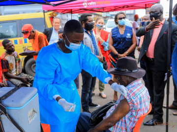 A health worker at the N’djili vaccinodrome in Kinshasa administers a COVID-19 vaccine to a community member on April 11, 2022. Image: JNK Culture