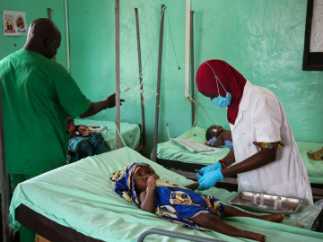 Pediatric nurse Mahawa Diabaté treats 17-month-old Djeneba Mariko, who is placed on oxygen and treated for malaria and respiratory distress. Dioila, Mali, June 2022. Seyba Keita/ ALIMA