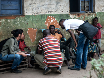 Amy Maxmen interviewing