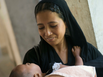 Mother and child at an Upazila Health Complex in Bangladesh. © 2013 Ismail Ferdous, Courtesy of Photoshare