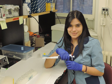 Miryam de los Angeles Romano at work in the lab