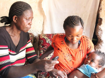 Josephine Ilunga (left), a community health worker, works with a young mother  and her baby in Tshifumba, a village in the Democratic Republic of the Congo’s Lualaba province. Photo: Landry-Serges Malaba, Management Sciences for Health