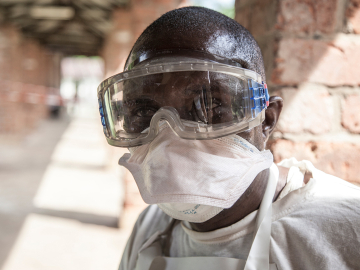 A health worker at Bikoro Hospital, DRC readies to confront Ebola. (Image: ©UNICEF/UN0209049/Naftalin)