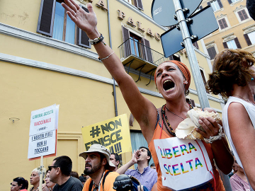 Protesters demonstrating in Rome, Italy on July 28, 2017 as Italy’s lawmakers voted to make vaccinations mandatory for children at school registration. Image: Simona Granati/Corbis/Corbis via Getty