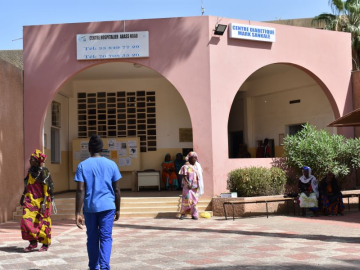 Outside the Mark Sankalé Center for diabetes in Dakar, Senegal. Image Courtesy of Amy Nye.
