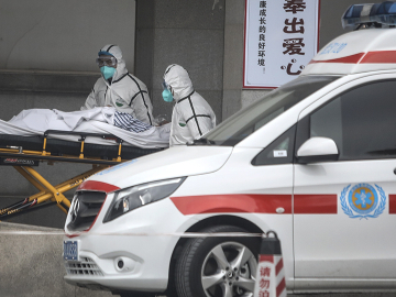 A medical team transfers a patient to Jin Yintan hospital in Wuhan, China on January 17, 2020. Image: Getty