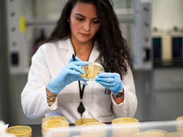 A researcher works in a lab that is developing testing for the COVID-19 coronavirus at Hackensack Meridian Health Center for Discovery and Innovation on February 28, 2020 in Nutley, New Jersey.  Image: Kena Betancur/Getty