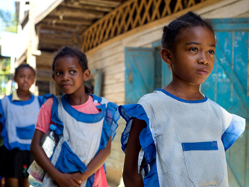Sudents line up at a primary school in Brickaville, Madagascar to receive treatment for intestinal worms, November 2020. Image: The END Fund / Viviane Rakotoarivony