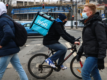Locals wearing masks hustle through the center of Krakow, Poland on February 5, 2021. Image: Beata Zawrzel/NurPhoto via Getty Images