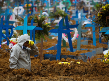 A man works in a mass grave at the cemetery Nossa Senhora Aparecida in Manaus, Brazil. May 19, 2020.  Image: Lucas Silva/picture alliance/Getty