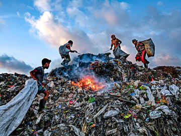 Manual garbage dumping is common in Bangladesh despite the dangers to human health. Many children have no other choice but to search landfills for food. Halishahar, Chattogram, Aug. 27, 2019. Image: Shahriar Farzana.