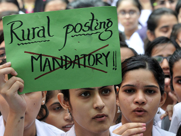Medical students and doctors demonstrate against the government's decision to make rural posting compulsory for those applying for post-graduation entrance exams. New Delhi, August 8, 2013. Image: Vipin Kumar/Hindustan Times