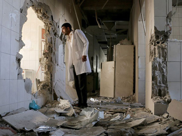 An inside view of es-Sevre (Revolution) hospital after Shiite Houthis shelling in Taiz, Yemen on December 31, 2015. Image: Abdulnasser Seddek/Anadolu Agency/Getty