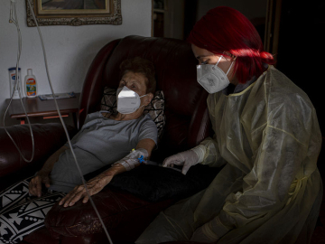 Volunteer paramedics provide antibiotic treatment to a COVID-19 patient in Caracas, Venezuela.  August 20, 2021. Image: Pedro Ramses Mattey/Anadolu Agency/Getty