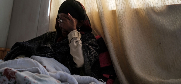照片中的女性来自埃达加哈穆斯（Edaga Hamus），曾三次惨遭厄立特里亚（Eritrean）和埃塞俄比亚（Ethiopian）士兵轮暴。2021年2月27日摄于埃塞俄比亚默克莱（Mekele）的医院。图源：盖蒂图片社提供的法新社图片，拍摄者为Eduardo Soteras
