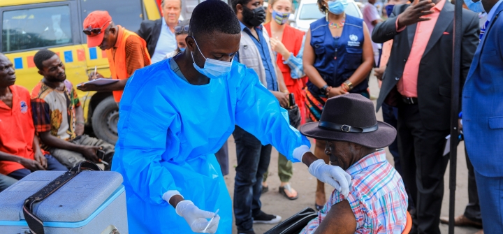 A health worker at the N’djili vaccinodrome in Kinshasa administers a COVID-19 vaccine to a community member on April 11, 2022. Image: JNK Culture