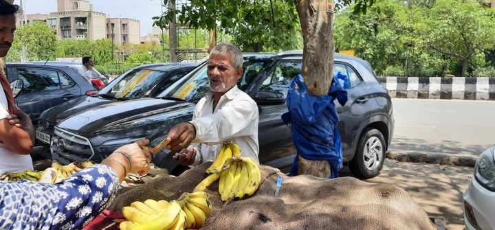 Extreme heat means few customers and little rest for Habib Khan, 65, a banana vendor outside Delhi.  Image: Swagata Yadavar