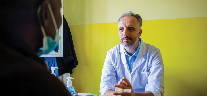 Luis Pizarro at Kimpese hospital in the Democratic Republic of Congo, where DNDi undertook several studies to develop drugs for sleeping sickness and river blindness. June 2022. Kenny Mbala/DNDi
