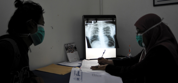 Doctor Yulismar (R) checks the condition of a tuberculosis patient at the Indonesian Association Against Tuberculosis in Jakarta, March 24, 2016. Jefri Tarigan /Anadolu Agency/Getty