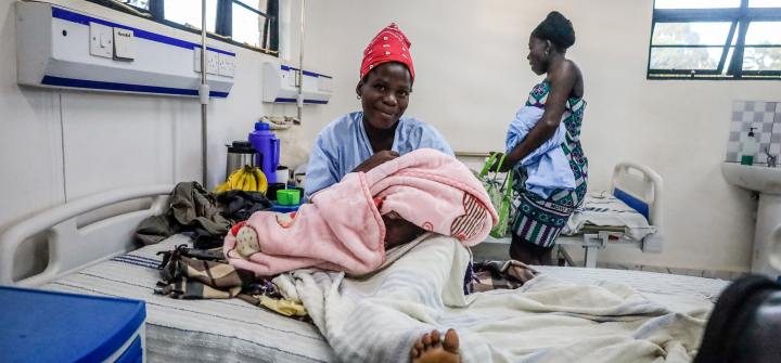 Young mothers care for their babies inside a maternity ward in Kibera, Nairobi, Kenya on November 7, 2022. Photo by: Donwilson Odhiambo/Getty