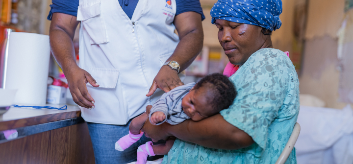 Samedi Modeline, who received care through ALIMA’s mobile clinic, with her newborn daughter Naily. 