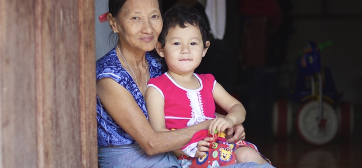 Daw Ngwe Tein is babysitting her 3-year-old grandchild, Blu Nay L'Paw. Blu's mother works as a Medic in the Shoklo Malaria Research Unit (SMRU) in Mae Sot, Thailand. ©Pearl Gan in association with Oxford University Clinical Research Unit, Eijkman Oxford University Clinical Research Unit and The Wellcome Trust. 