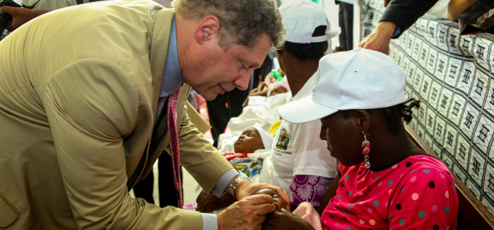 Seth Berkley in Sala Lewis Tanzania in 2012