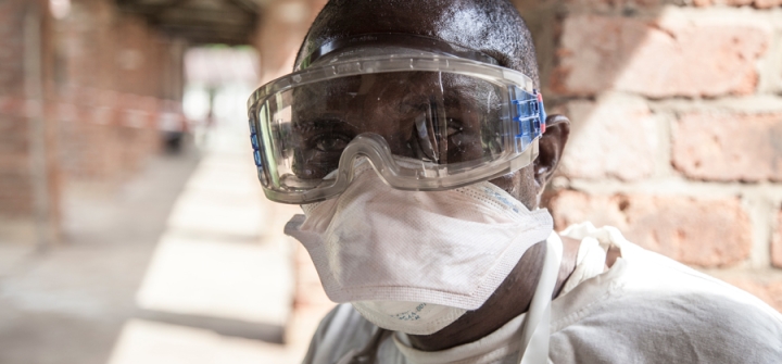 A health worker at Bikoro Hospital, DRC readies to confront Ebola. (Image: ©UNICEF/UN0209049/Naftalin)