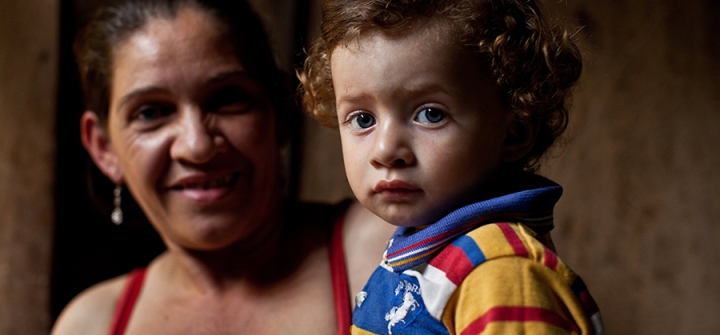 Sixta Bucardo holds her 18-month-old son Llilmer Parrilla Bucardo in Leon Province, Nicaragua on July 29, 2009. Oral rehydration solution saved his life. (Image: Brent Stirton/Getty Images For Save the Children)