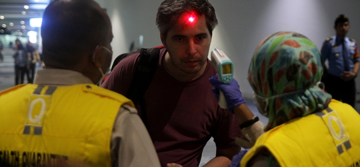 Indonesian authorities check body temperatures of airline passengers on May 15, 2019 after a Nigerian man infected with monkeypox was diagnosed in Singapore. (Image: Aditya Irawan/NurPhoto via Getty Images)