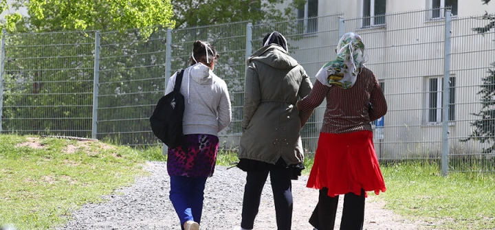  Asylum seekers go for a walk on the grounds of the initial reception centre in Suhl, Germany which is being converted into an isolation and quarantine area. May 12, 2020.  Image: Bodo Schackow/picture alliance via Getty