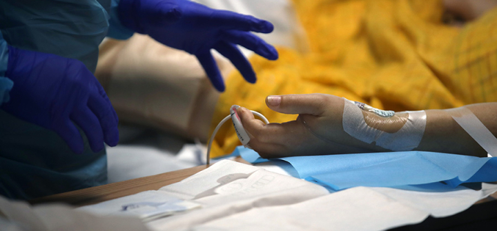 A nurse monitors a COVID-19 patient in the ICU of Regional Medical Center in San Jose, California on May 21, 2020. Image: Justin Sullivan/Getty Images)