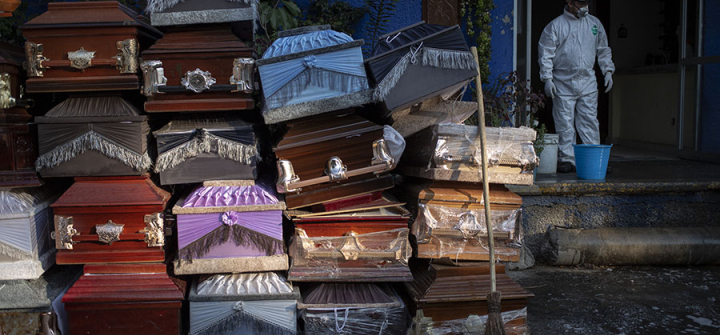 A Xilotepec cemetery worker in Mexico City prepares to receive corpses of COVID-19 victims. May 8, 2020. Image: Cristopher Rogel Blanquet/Getty