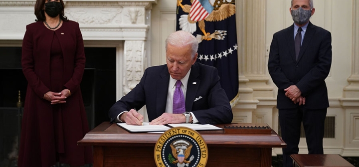 US President Joe Biden signs executive orders as part of the COVID-19 response. Washington, DC, January 21, 2021.  Image: Mandel Ngan/AFP/Getty