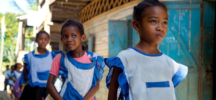 Sudents line up at a primary school in Brickaville, Madagascar to receive treatment for intestinal worms, November 2020. Image: The END Fund / Viviane Rakotoarivony