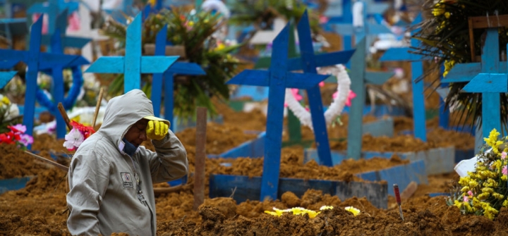 A man works in a mass grave at the cemetery Nossa Senhora Aparecida in Manaus, Brazil. May 19, 2020.  Image: Lucas Silva/picture alliance/Getty 