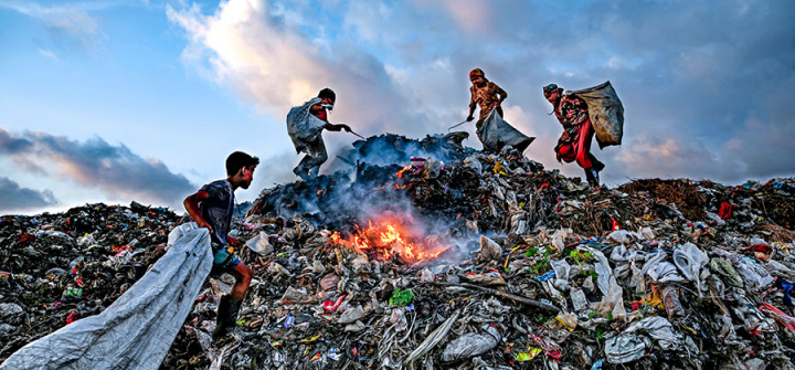 Manual garbage dumping is common in Bangladesh despite the dangers to human health. Many children have no other choice but to search landfills for food. Halishahar, Chattogram, Aug. 27, 2019. Image: Shahriar Farzana.