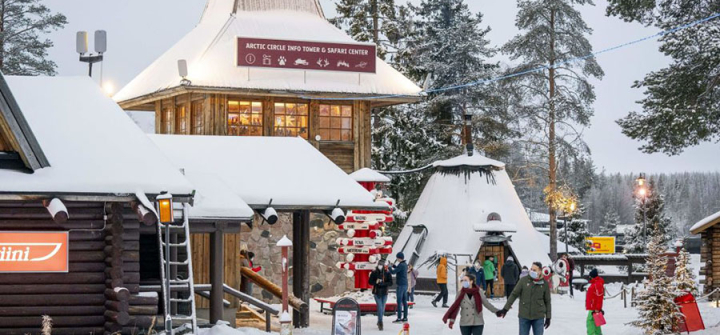 Tourists wear face masks at Santa Claus Village in the Arctic Circle, Rovaniemi, Finnish Lapland, December 18, 2020.  Image: Kaisa Siren/Lehtikuva/AFP/Getty