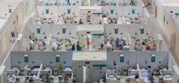 Cubicles housing patients on the arena floor inside a temporary Covid-19 hospital at the Krylatskoye Ice Palace in Moscow, Russia, Nov. 17, 2020. Image: Andrey Rudakov/Bloomberg via Getty 