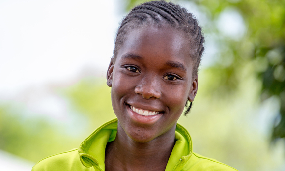 Esther Sambiri, 16, a volunteer health communicator, advocates for the HPV vaccine in the eastern district of Nyanga, Zimbabwe. Dec. 16, 2021. Image: Farai Mutsaka