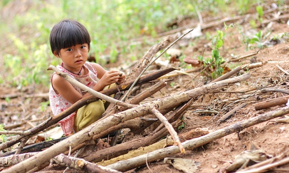 A young daughter of refugees on the outskirts of Mae Sot, near the Thai border and Myanmar gathers firewood. ©Pearl Gan in association with Oxford University Clinical Research Unit, Eijkman Oxford University Clinical Research Unit and The Wellcome Trust.