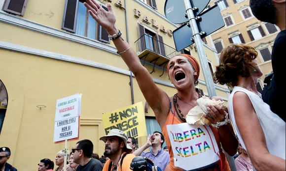 Protesters demonstrating in Rome, Italy on July 28, 2017 as Italy’s lawmakers voted to make vaccinations mandatory for children at school registration. Image: Simona Granati/Corbis/Corbis via Getty